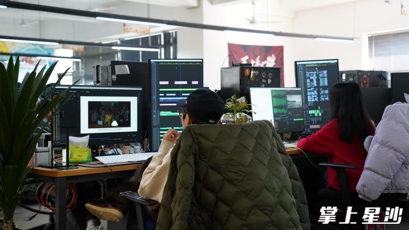 湖南天合智造文化传媒有限公司内，后期制作人员正聚精会神为一档档热门综艺进行最后的精修。均为邬振 摄