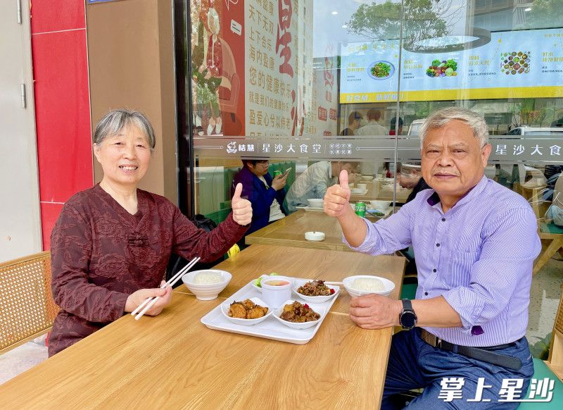 居民在星沙大食堂就餐。