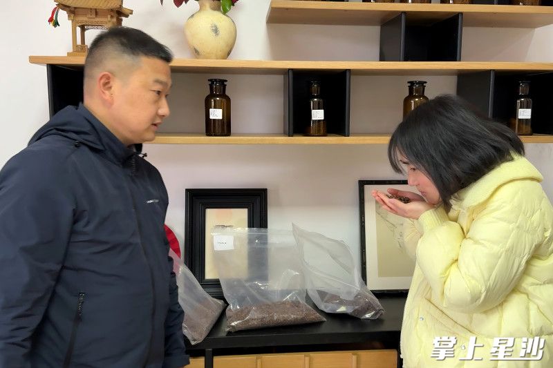 张恒宇(左)正在介绍梓园山院从埃塞俄比亚种植园空运回来的咖啡豆。金井镇供图 张恒宇(左)正在介绍梓园山院从埃塞俄比亚种植园空运回来的咖啡豆。金井镇供图