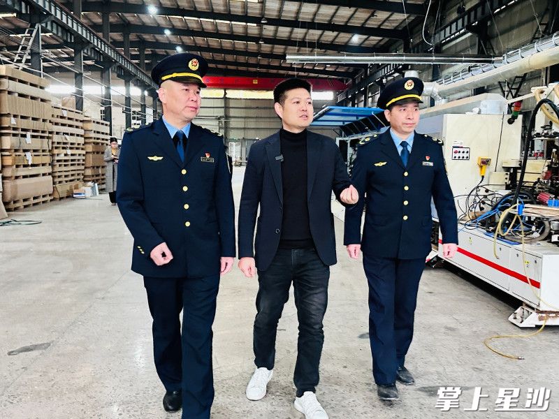 应企业预约，长沙县行政执法局执法队员走进生产一线开展普法宣讲。