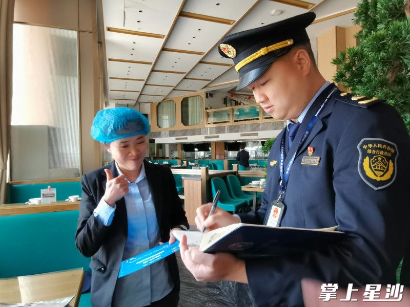 普法现场，门店负责人为长沙县行政执法局执法队员点赞。