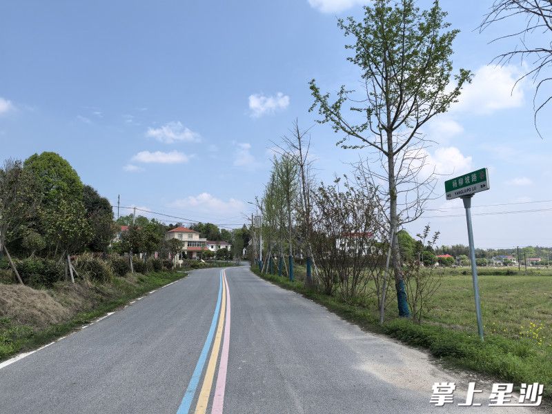 新安装的标识牌与干净整洁的乡村道路相互映衬，路牌上的二维码更实现了三大便民功能：精准导航、文化传播、应急求助。开慧镇供图