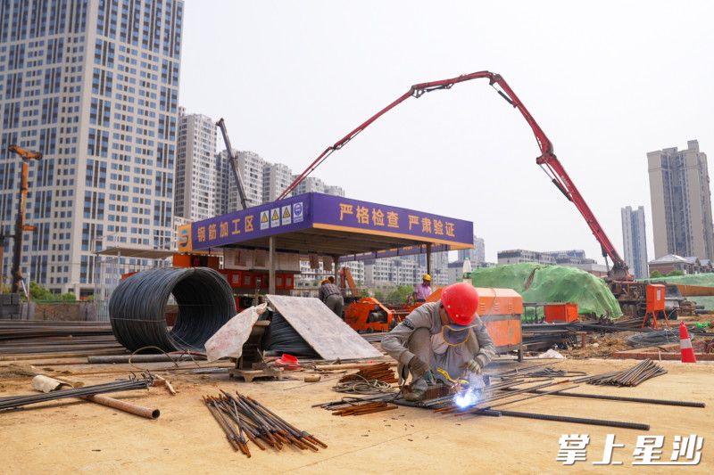 工人正在焊接钢筋。 艾哲文 摄