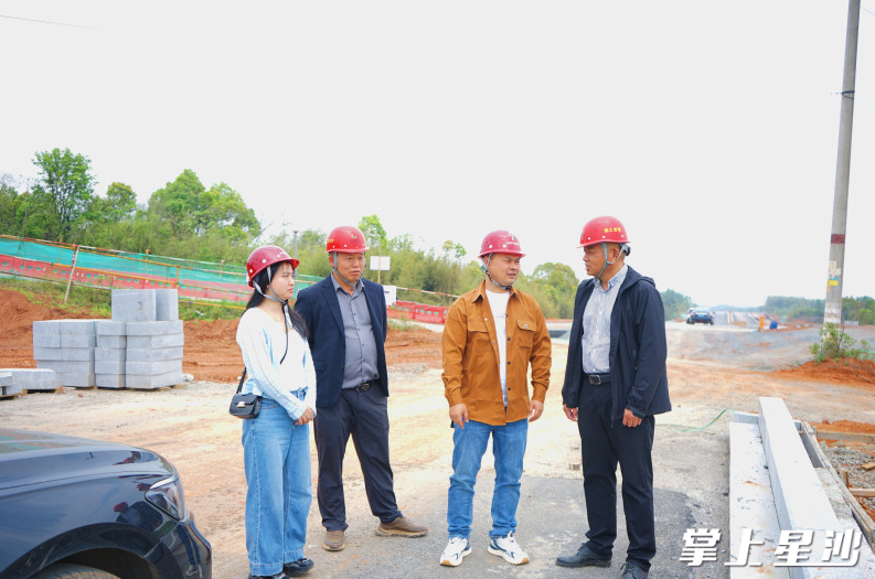 黄花镇自然资源和村镇建设事务中心联合镇经发办走访项目，与项目施工方沟通了解项目建设面临的问题。