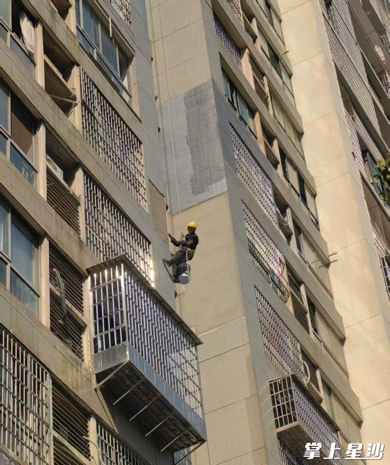 高空作业人员正在小区检查外立面。县住房和城乡建设局供图