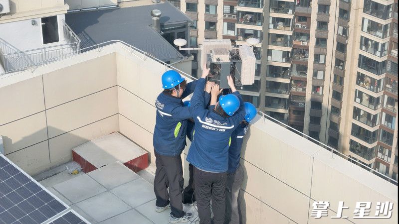 中国移动工作人员在进行基础设施建设。