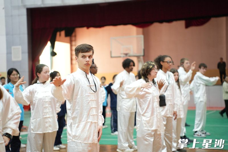 中法学生一同学习太极二十四式，零时差联动演绎千年太极。
