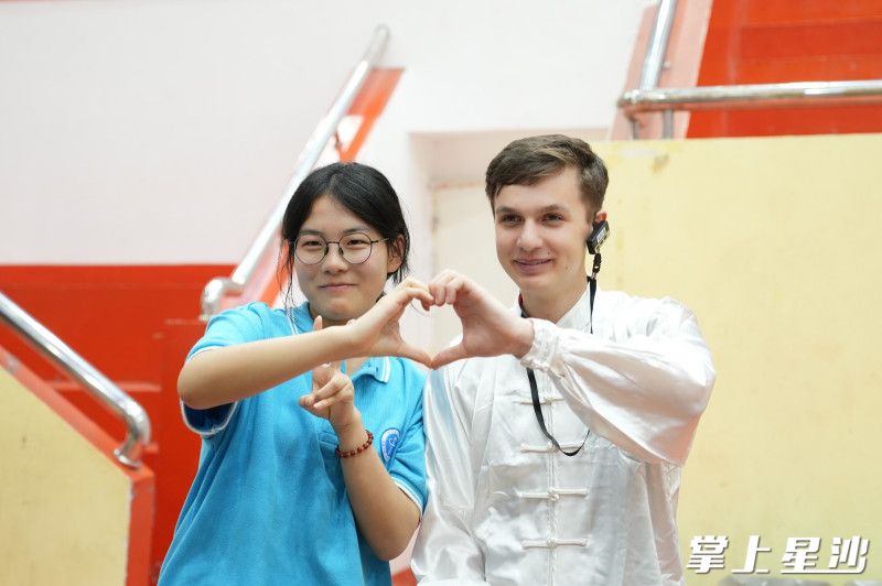 中国学生与法国学生结下深厚友谊，对着镜头比心。