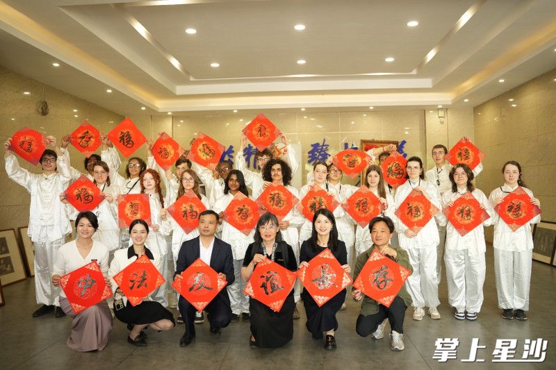 法国学生集中展示自己书写的“福”字。均为杨欣雨 摄