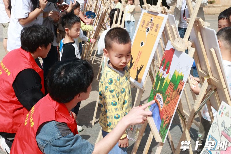 来自湖南机电职业技术学院和湖南工艺美术职业学院的大学生志愿者也成为现场一道亮丽的风景线。