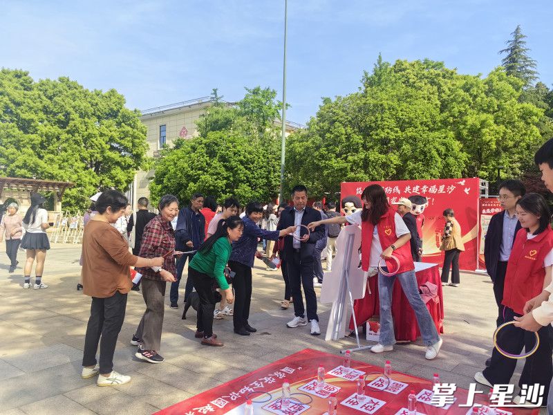 互动性活动吸引大家纷纷参与。