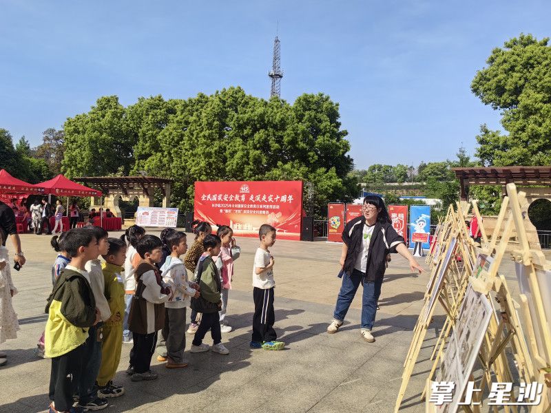 活动现场成为了孩子的开放式课堂。李丹 摄