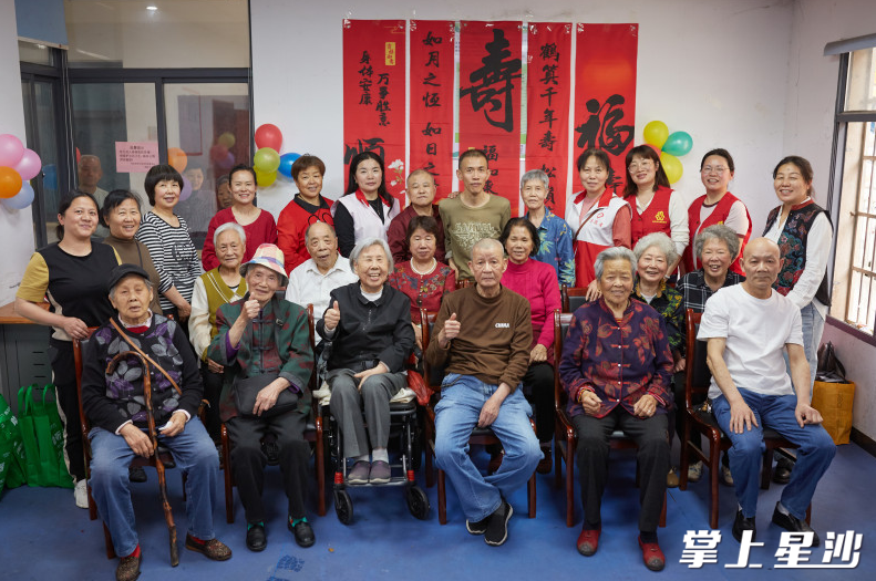 “政府+社工+志愿者”多方联动过生日。