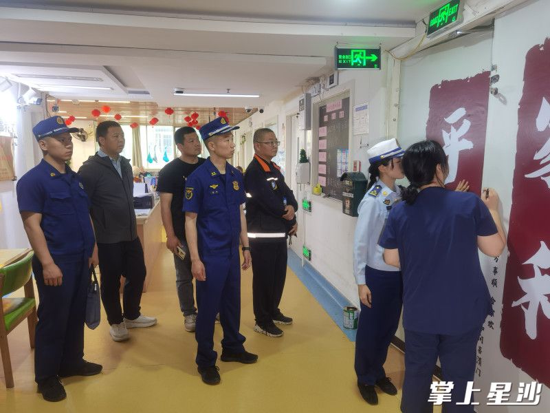 消防救援人员查看疏散通道。县消防救援大队供图