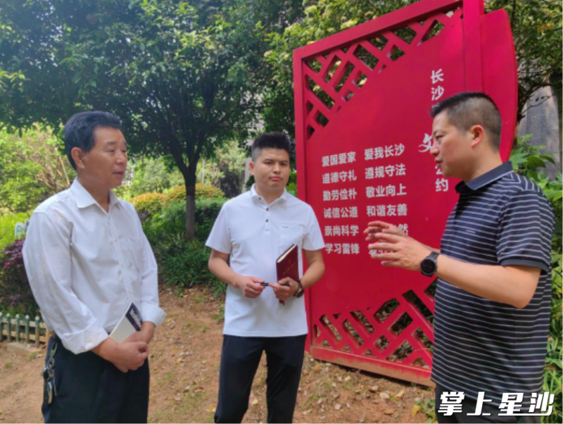 吴宏伟（右一）正在与罗聪（中）、物业经理探讨如何巧发力推进小区治理。
