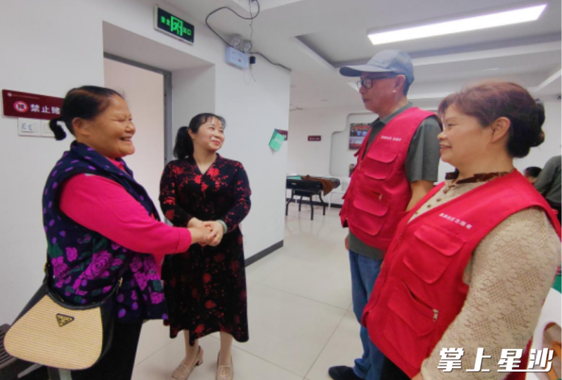 调解员邓建芝（右二）、唐春秀（右一）在老年活动室化解一起小矛盾。