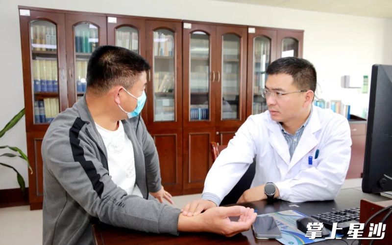 刘用在给患者把脉问诊。均为医院供图