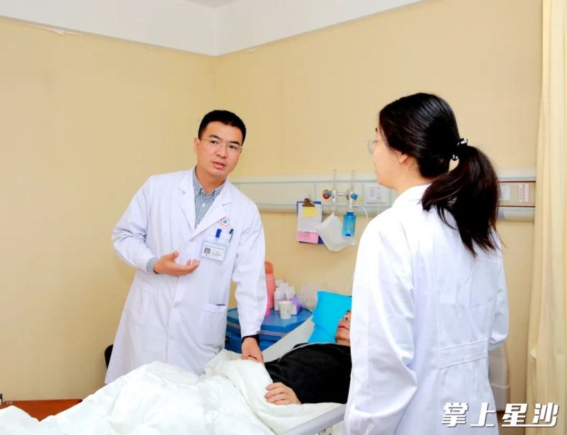刘用在病房查房。