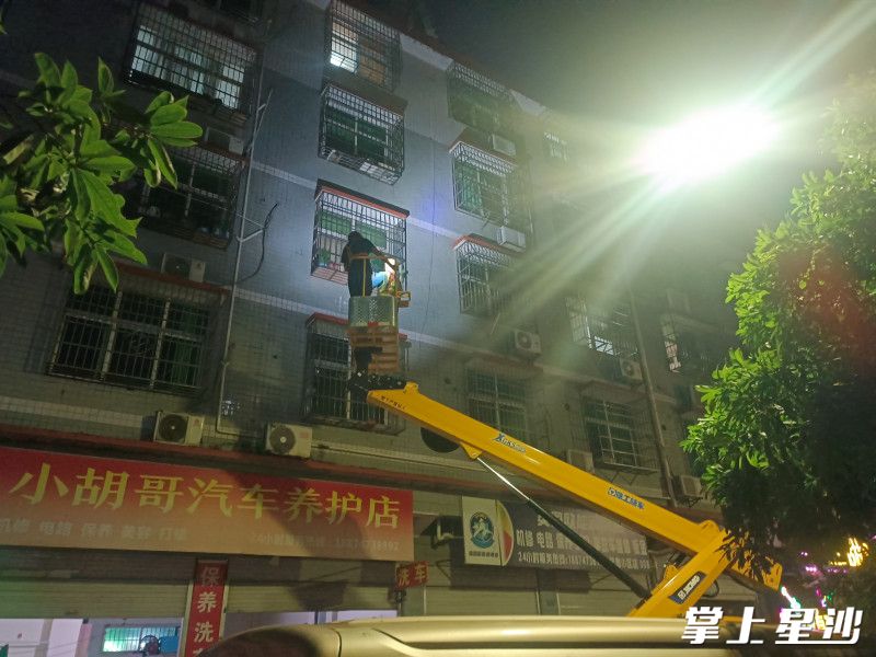 在仙塘岭社区发现即将掉落的太阳能，并及时处置。