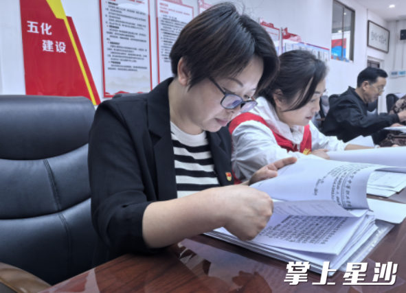 社区党员品读家书。社区供图 社区党员品读家书。社区供图