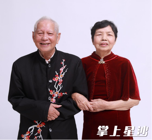 摄影师为百岁老人范永康夫妇定格下“最美一刻”。泉塘街道供图