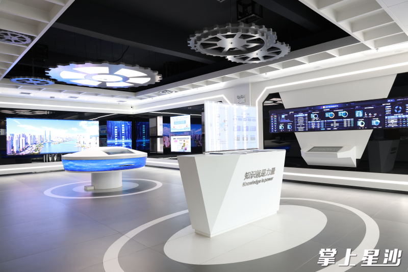 2024年,中国(湖南)自由贸易试验区知识产权服务中心实现专利转让许可 270次,指导19家企业获得知识产权质押融资4亿多元,极大地激发了中小企业创新动力。胡欢欢 摄 2024年,中国(湖南)自由贸易试验区知识产权服务中心实现专利转让许可 270次,指导19家企业获得知识产权质押融资4亿多元,极大地激发了中小企业创新动力。胡欢欢 摄