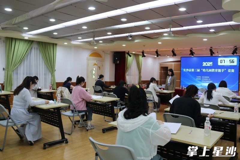 来自全县的13名幼儿教育精英同台竞技。县教育局供图