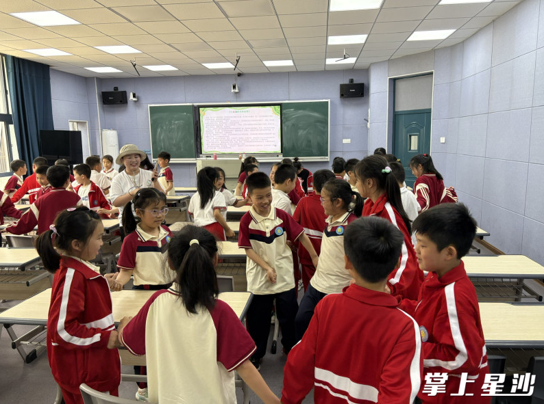 松雅湖湿地自然学校果树老师带领同学们进行“小水滴奇妙旅行”游戏互动。