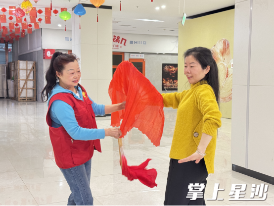 居民在学习舞蹈步法。社区供图