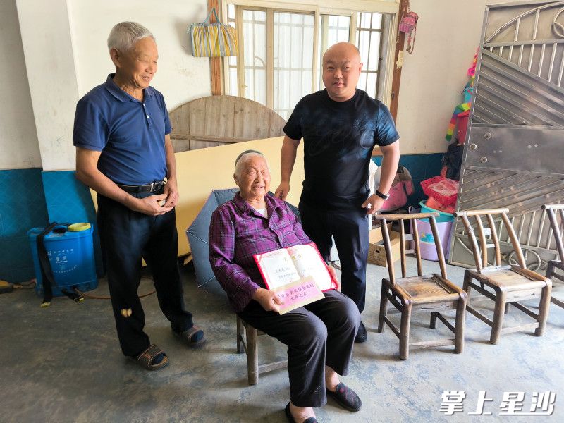 截至目前，长沙县黄兴镇金凤村累计评选出“孝敬之星”17人次，“长寿之星”（2017年起）覆盖全村17位90岁以上老人。均为黄兴镇供图