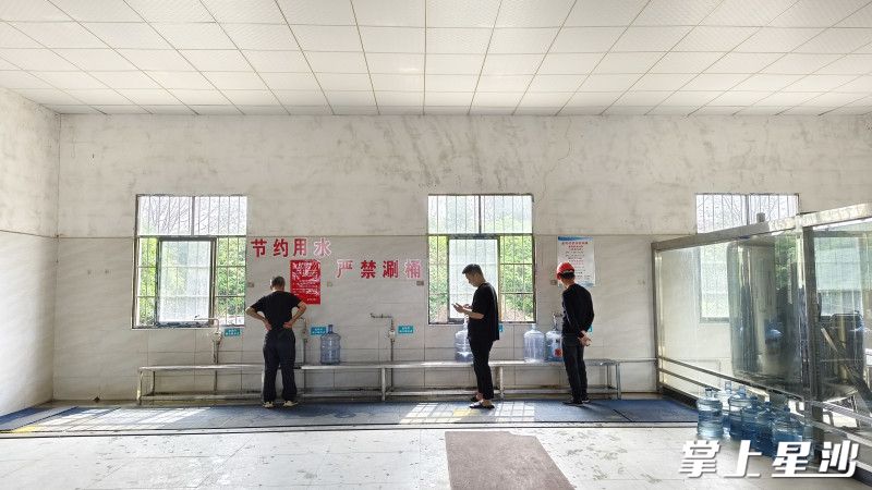 村民用垃圾免费兑换纯净水。