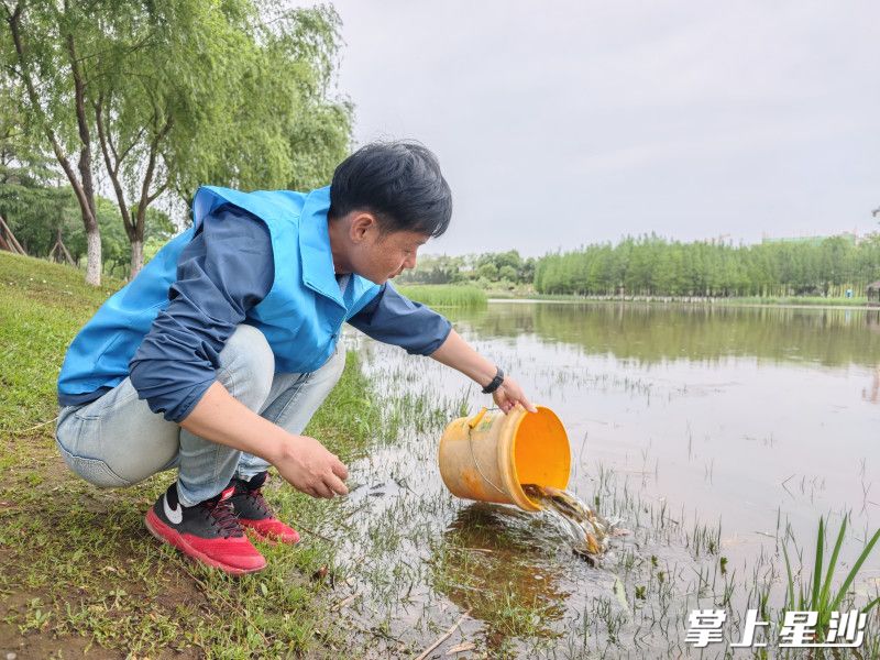 工作人员正在开展鱼类增殖放生工作。湖南润万环保科技有限公司供图