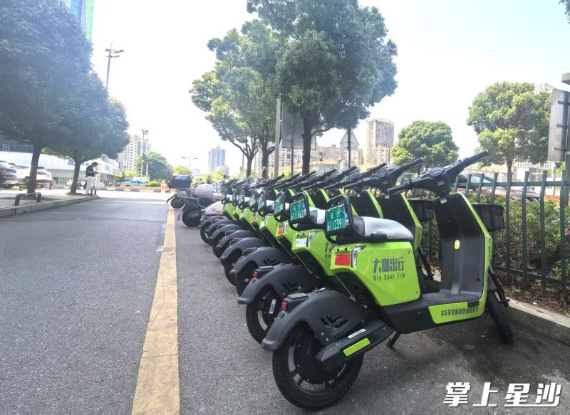 “智慧版”共享电动车，从源头破解违法载人、乱停乱放等城市治理难题。谭晓波 摄