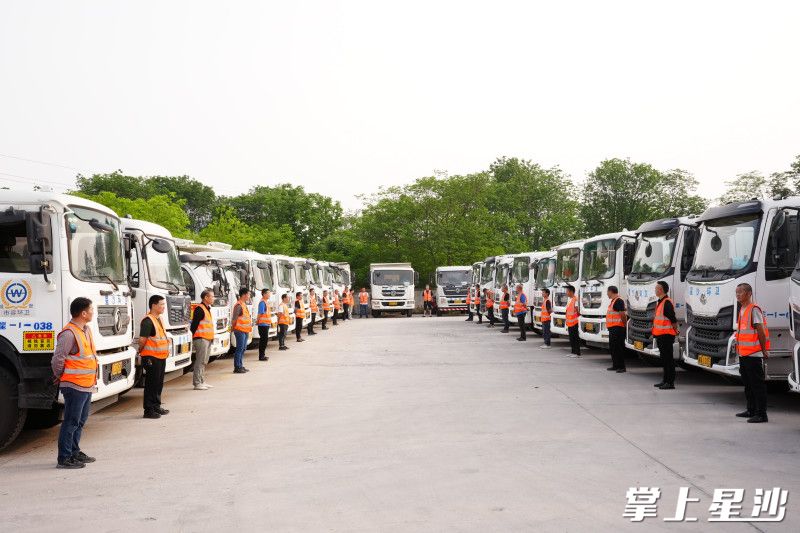 长沙县捞刀河路一处停车场里,60多台生活垃圾清运车整齐列阵。均为杨欣雨 摄