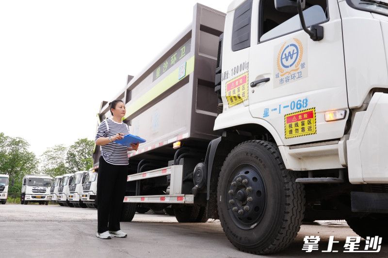 杨玉梅正在检查车辆安全情况。