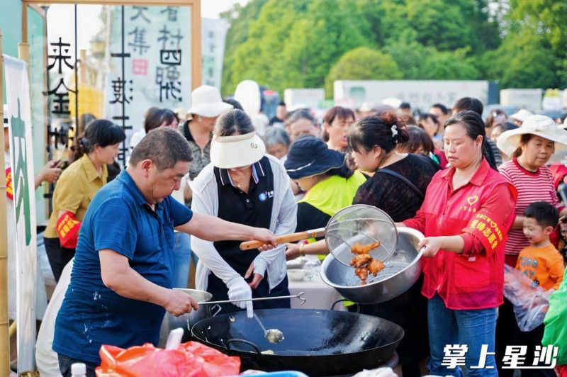 趣味市集现场制作江背发肉。