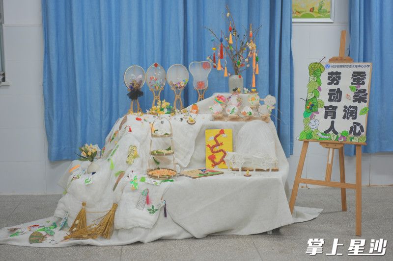 榔梨街道大元中心小学学生将蚕蛹制作成摆件、团扇、挂画等工艺品，成为独特一景。学校供图