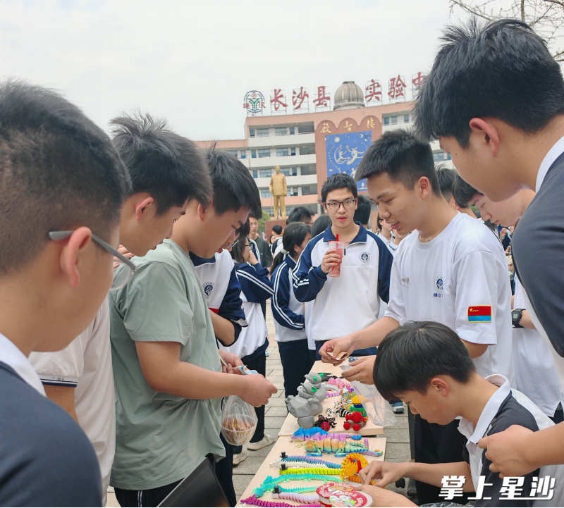 长沙县实验中学开设科创社，成员们利用课余时间制作3D 打印作品进行义卖。学校供图