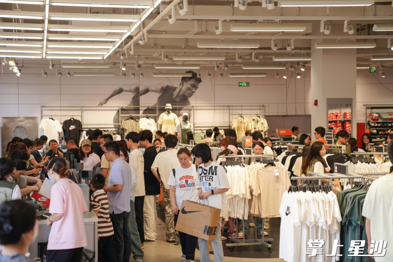 五一小长假期间，长沙百联奥莱推出多重品牌折扣活动，最低全场1折起，折上再7折。5月1日，商场人流总量达3.9万人次，同比增长11%，营业额超780万元。长沙百联奥莱供图