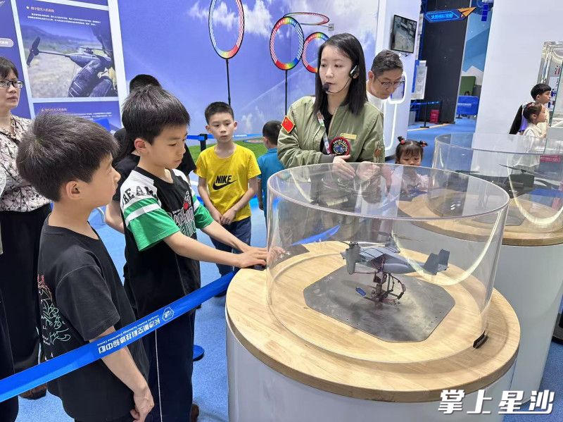5月1日，长沙航空科技体验中心孩子们聆听讲解，学习航空航天知识。长沙航空科技体验中心供图