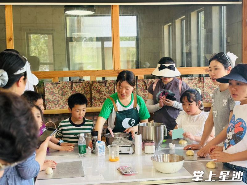 朴愿有机农耕科普园里，老师带领孩子们一起揉面、烤面包。朴愿有机农耕科普园供图