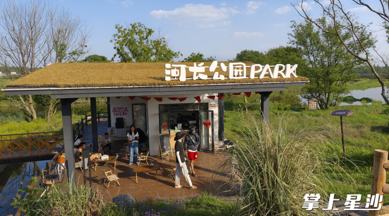游客来到优米营地赏景游玩。杨源 摄