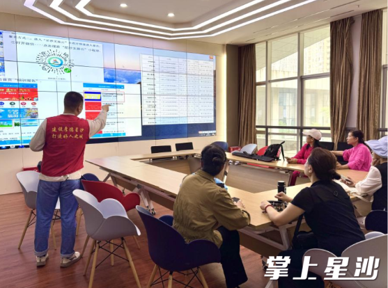 “悦艺先锋”文化志愿服务者在线下为不熟悉智能设备的中老年群体提供网络报名咨询与指导服务。县文化馆供图