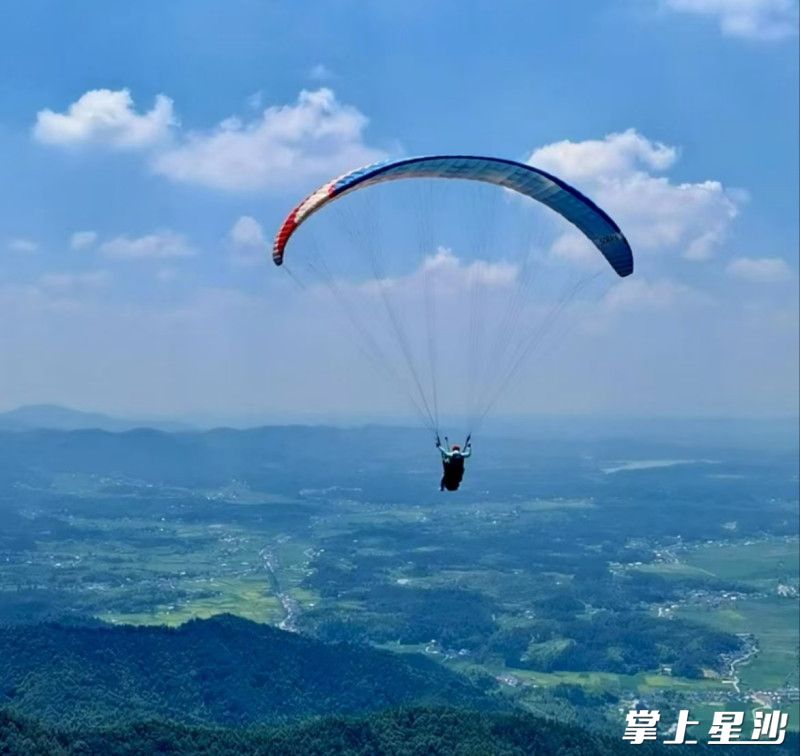 游客们乘着滑翔伞沉浸在从天空俯瞰自然生态之美的体验中。均为龙华山国际滑翔伞基地供图