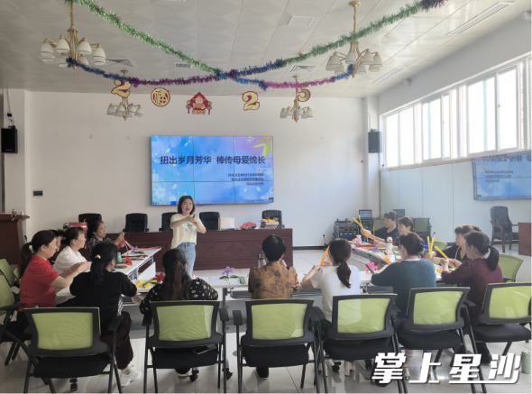 排头社区组织女性居民一起制作扭扭花。均为黄花镇供图