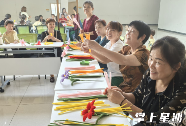 活动参与者们开心地制作扭扭花。