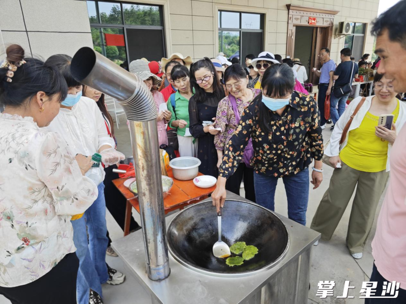 游客排队购买艾蒿粑粑。