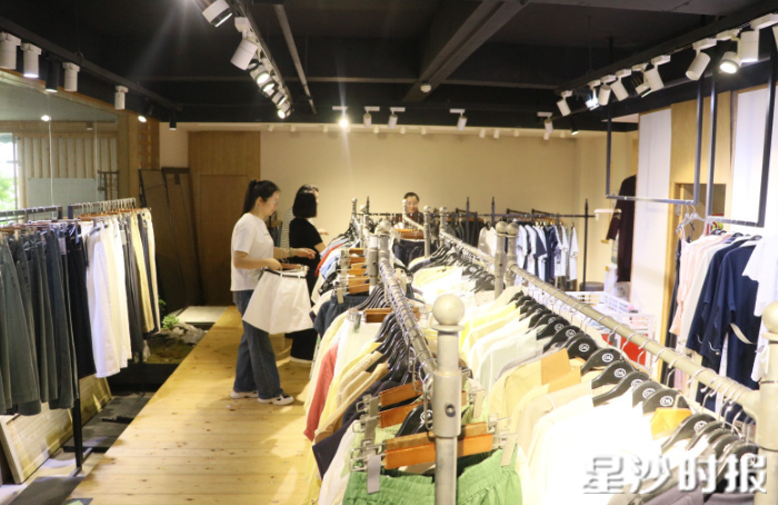 维恩服装展厅变身“卖场”，吸引园区职工消费。均为林畅 摄