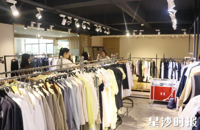 这些服装的面料和手感与商场货相差无几，款式紧跟当下流行趋势。