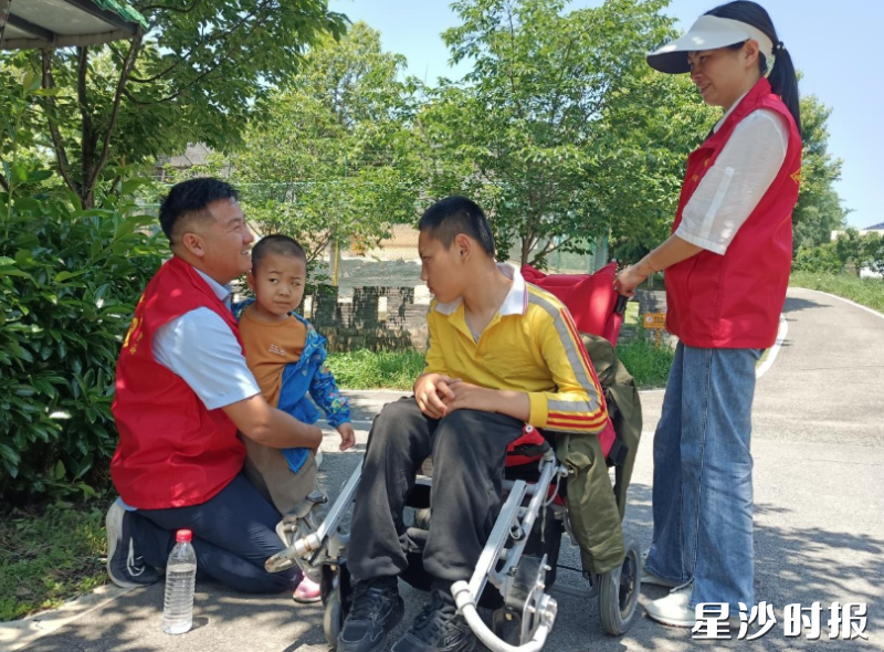 湘丰村党总支副书记夏泽江化身志愿者，用心陪伴“慢天使”们。金井镇供图